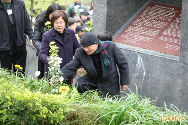 林義雄到林家墓園，追思37年前228林宅血案中喪生的母親及兩名雙胞胎女兒。（記者林敬倫攝）