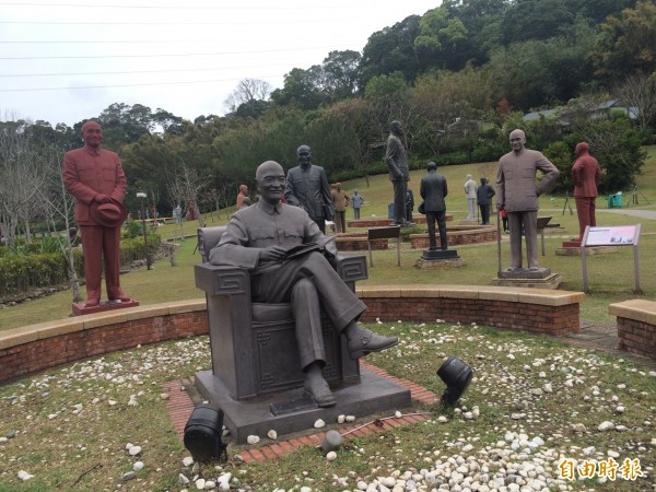 慈湖園區的蔣介石銅像最多、且來者不拒，年吸客160萬人次。（記者李容萍攝）