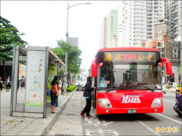 上下公車記得刷卡，忘刷者明起會被鎖卡。（記者葛祐豪攝）