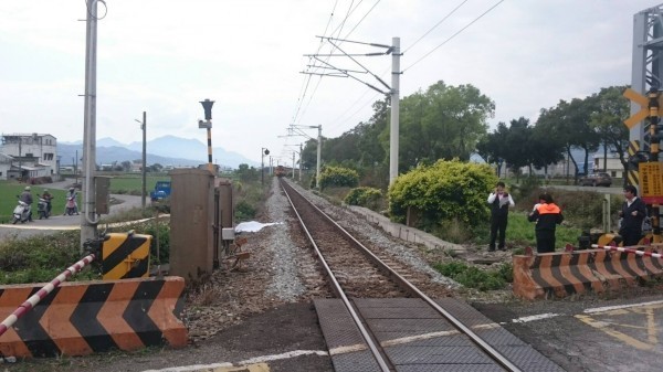 台鐵308自強號列車，於今日上午在台東關山至海端的平交道，撞死1名闖越軌道的高中女生。（記者陳賢義翻攝）