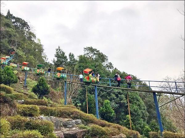 遊客PO網投訴泰雅渡假村的登山列車故障，遊客被迫沿軌道上山，業者澄清是引導走安全通道。（圖：擷取自臉書爆料公社）