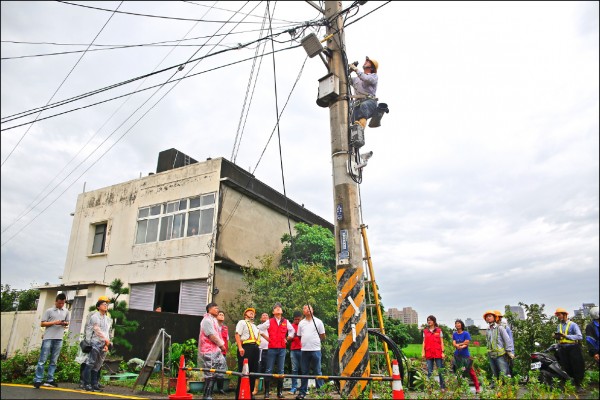 新竹市長林智堅爭取電線電纜地下化，今後香山、南寮地區風災停電有解。
（記者蔡彰盛翻攝）