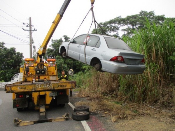 無牌車輛違規停放，南市環保局將加強取締。（環保局提供）