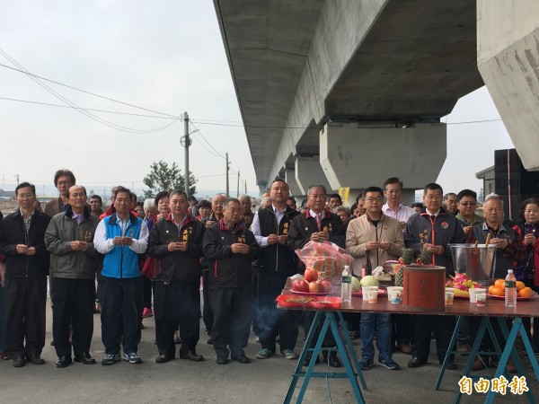 大甲東明路高鐵橋下西側新闢道路舉行開工儀式。（記者張軒哲攝）