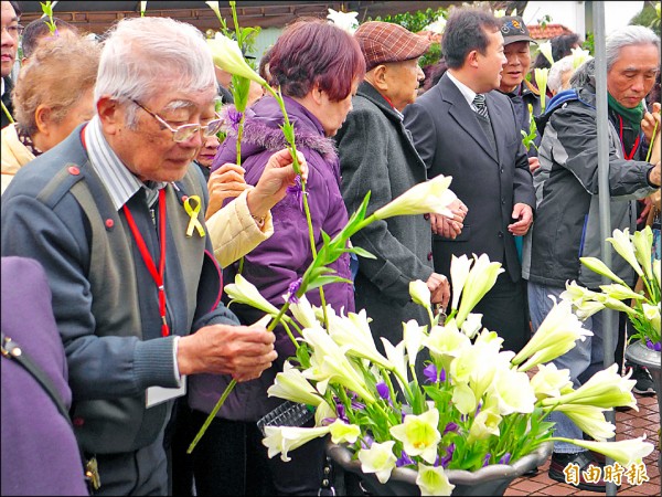 新北市三重區228和平紀念公園舉辦228事件70週年追思會。（記者李雅雯攝）