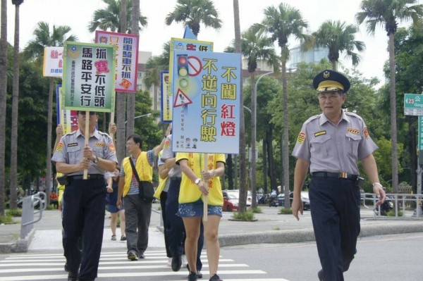 交大隊長陳健民（右一）得知值勤拖吊的警員，拖到議員夫的轎車，查看監視器畫面後指出，會力挺基層。（記者王捷翻攝）