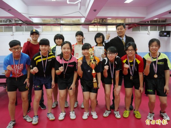 中港高中女子桌球隊創下佳績。（記者張軒哲攝）