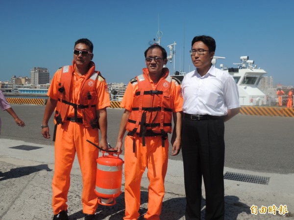 海研五號沉沒澎湖外海，第八海巡隊出海打撈航程紀錄器。（資料照，記者劉禹慶攝）