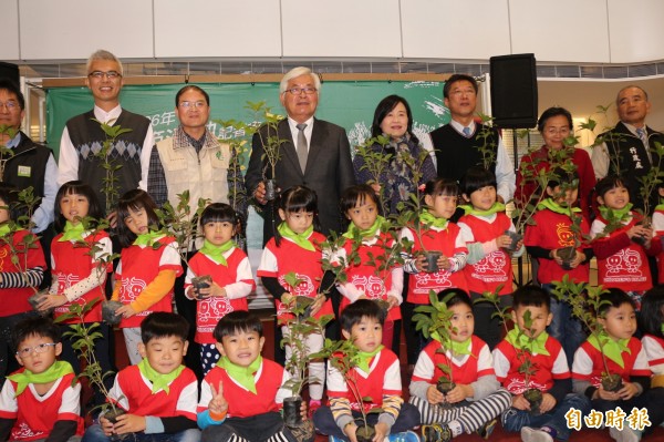 雲林縣今年植樹節的核心價值，就是「植樹護林  守護臺灣─為孩子植下綠色天空」。（記者詹士弘攝）