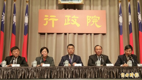 行政院擬修改兩岸關係條例，加強對退將、政務官赴中限制。（資料照，記者方賓照攝）