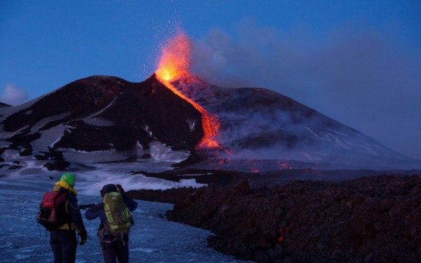 西西里島埃特納火山（Mount Etna）噴發，形成冰火交融奇景。（路透）