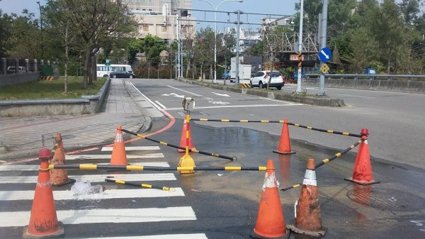 網友發文批評，指新竹雙園路一段接近園區三路的一個轉彎處，有水管從24日就一直漏水，但至今卻一直沒修復，質疑「難怪要限水」。（圖擷自新竹爆料公社）