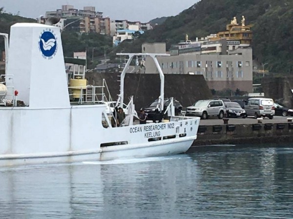 網友發現國立海洋大學研究船「海研二號」人員，疑似將油漆往海上倒，恐有污染海洋生態之虞。（翻攝臉書）