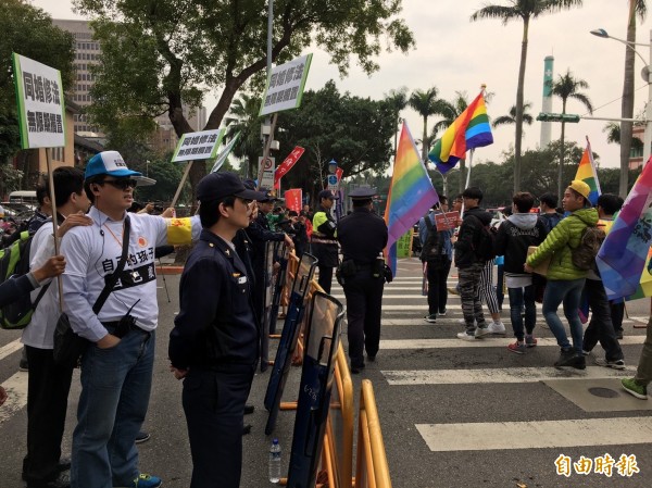 反同婚與挺同婚人士短兵相接，言語互嗆，但未有肢體衝突。（記者楊綿傑攝）