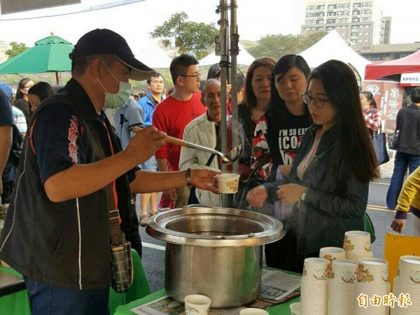 雞農自費招待養生百菇雞湯，700份雞湯於半小時內發完。（記者黃旭磊攝）