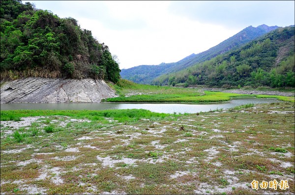 枯水期時，溪床顯露，民眾容易涉水進入大地谷。（記者吳俊鋒攝）