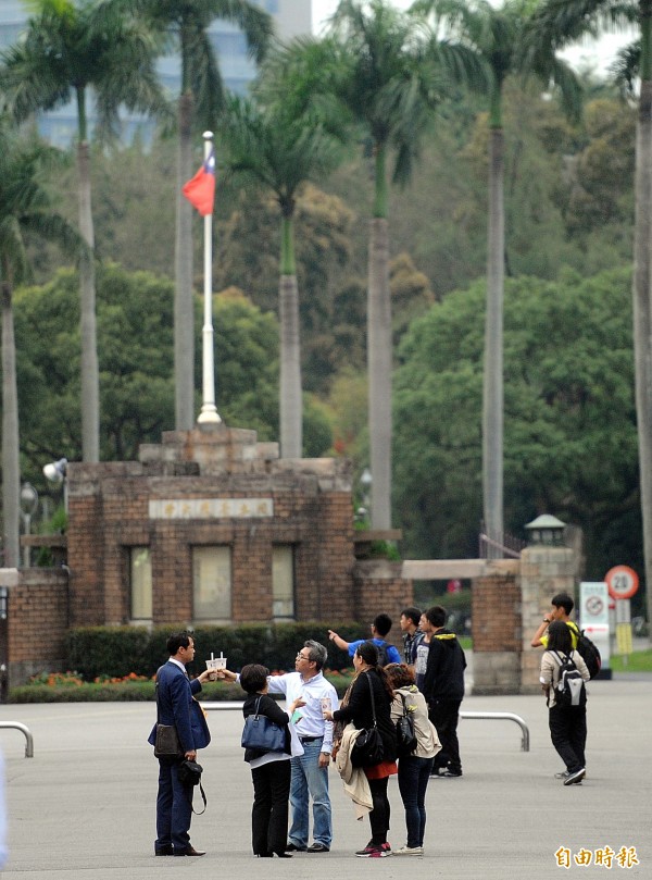 中國學生來台灣大專院校研修，最喜歡選修民主類的課程。圖為台大校門。（資料照，記者方賓照攝）