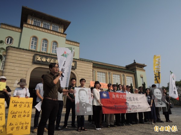 年輕世代在高史博前追思二二八。(記者王榮祥攝) 年輕世代在高史博前追思二二八。(記者王榮祥攝)