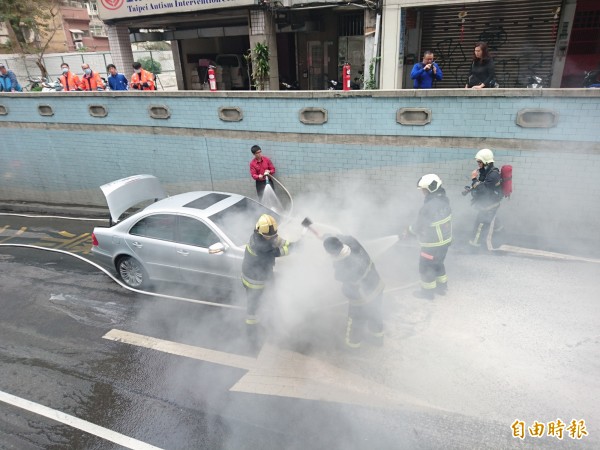 許姓女車主（右上方黑衣者）在旁焦急觀看。（記者王冠仁攝）