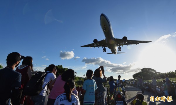 圖為民眾在松山機場周邊觀賞飛機起降。（資料照，記者劉信德攝）