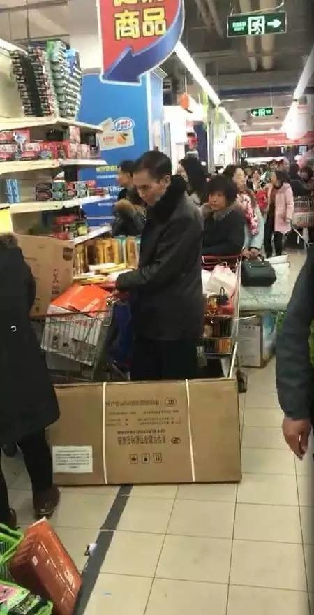 許多中國民眾前往樂天商店購買物品。（圖擷取自江蘇網）