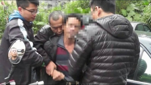 鄭男被警方逮捕後，頻頻求情，表示想要參加女兒的婚禮。（記者吳昇儒翻攝）