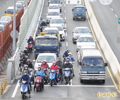 沙鹿陸橋3月7日與8日夜間封閉。（記者張軒哲攝）