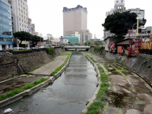 柳川改造前，只有中間是河道。（台中市政府水利局提供）