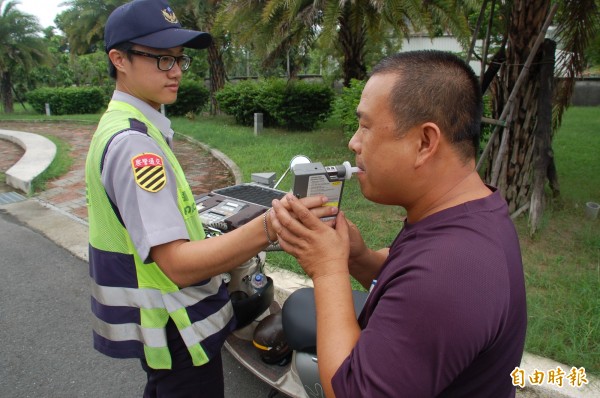 警方查獲酒駕案中，以機車族居多（酒測示意圖，照片中人物無關酒駕）。（記者李立法攝）