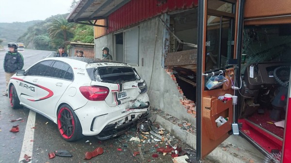 遊覽車又肇事！新北市萬里區港東路上午10點左右，發生一起遊覽車撞民宅車禍。（圖民眾提供）