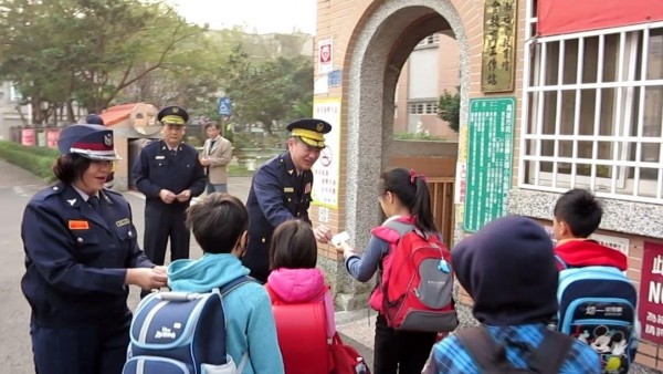 岡山警分局長謝進賢與婦幼隊向學童宣導安全守則。（岡山警分局提供）