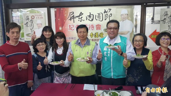 屏東肉圓節11日登場，立委蘇震清、市代李漢鐘歡迎大家來吃肉圓（記者葉永騫攝）