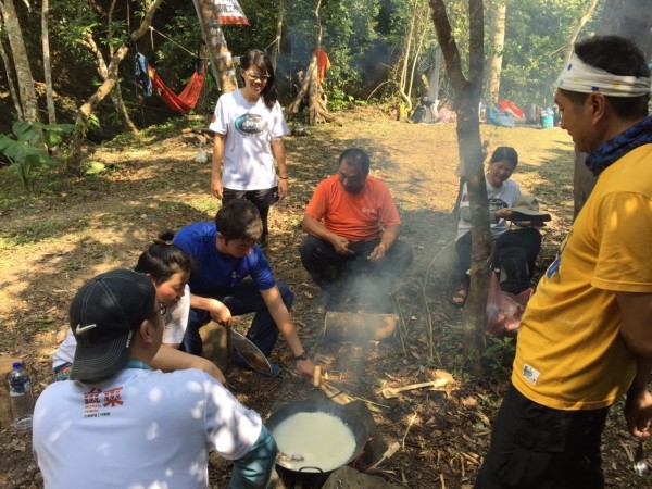 一連4天的野炊活動，讓參與志工直呼經驗難得。（記者陳賢義翻攝）