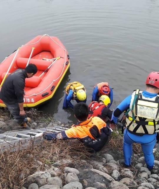 消防人員出動橡皮艇搜尋，發現陳男時已是一具冰冷遺體。（記者陳冠備翻攝）