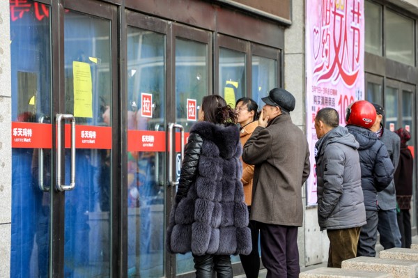 截至6日，已有23家在中國經營的樂天超市因「違反消防法規」為由，遭下令停業。（路透）