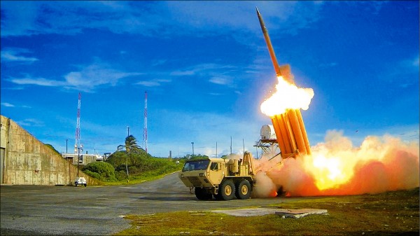 北韓六日再次試射飛彈後，美軍太平洋司令部七日表示，美軍已開始在南韓部署薩德反彈道飛彈系統。圖為美國國防部提供的薩德系統試射照片。（路透）