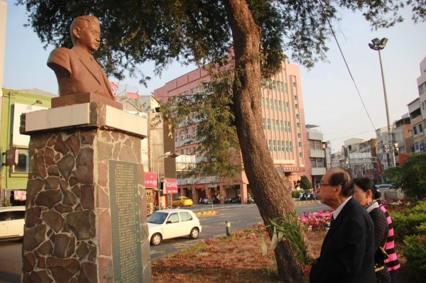 台南市文史協會與台文館合作，312尋訪正義與勇氣之路，向湯德章致意。（圖由台南市文史協會提供）