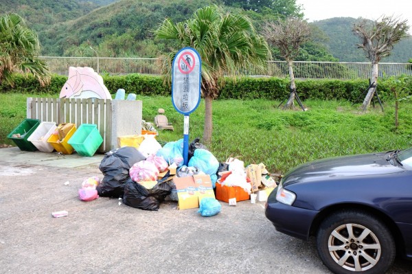 民眾把家用垃圾堆置在漁港的垃圾桶旁，造成環境髒亂，市府加裝監視器，取締違規行為。（漁業處提供）