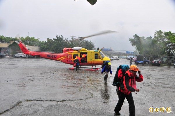 今天下午執行北市失蹤消防員李盈勳搜救的山搜人員，陸續搭空勤直升機分梯次下車到花蓮鳳林。（記者花孟璟攝）