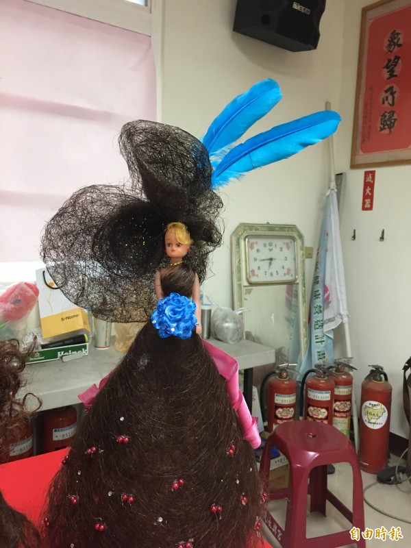 新移民姊妹利用上萬根頭髮創作的芭比娃娃禮服。（記者廖淑玲攝）