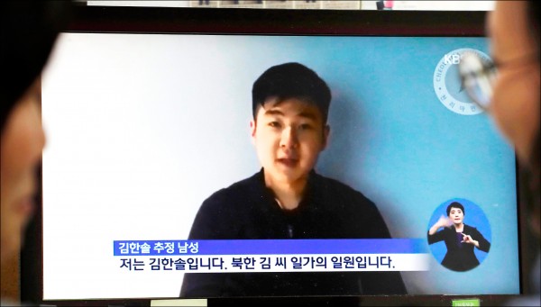 北韓領導人金正恩的同父異母哥哥金正男在馬來西亞遇刺身亡，其子金韓松錄製的影片八日上傳到網路，首度證實「我的父親遭人殺害」。圖為南韓首爾街頭的大型螢幕正播放金韓松影片。（歐新社）