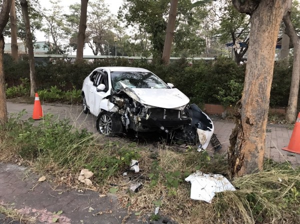 無照男躲警自撞路樹，車頭全毀。（記者蔡清華翻攝）