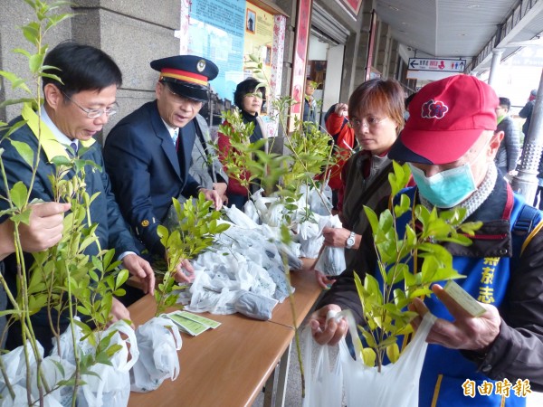 新竹市環保局今在新竹火車站舉行「帶小樹苗去旅行」活動，除發送千棵台灣原生小樹苗，也和林業試驗所現場設立「行動樹木診所」。（記者王駿杰攝）