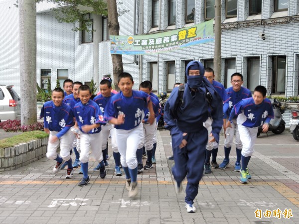 以忍者打扮的日本跑者井上真悟台灣公益路跑台東起跑。（記者張存薇攝）