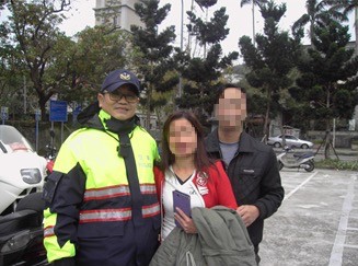 士林警分局翠山派出所吳佳胤，協助越南籍夫婦尋回掉在公車上的手機和證件。（記者陳恩惠翻攝）