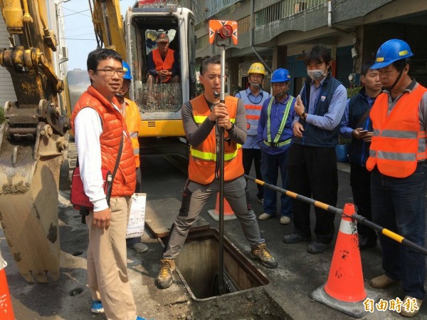 南市正研擬人手孔下地的示範工法，解決道路上人手孔不平問題。（記者洪瑞琴攝）