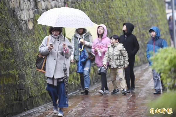 中央氣象局指出，昨晚到今天（10日）全台降雨機率增加。（資料照，記者陳志曲攝）