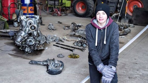 丹麥14歲少年克里斯提安森（Daniel Rom Kristiansen），要寫歷史課作業，竟挖到二戰德國Me 109戰鬥機，同時也發現飛行員的骸骨。（路透）