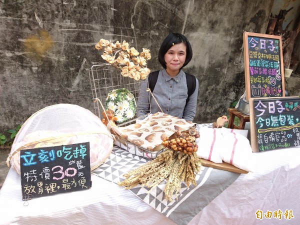 今天下午全台有多場反核遊行，始終堅持廢核立場的能盛興工廠，集結信義街商家辦綠能環保市集，傳達節能減碳的理念。（記者洪瑞琴攝）