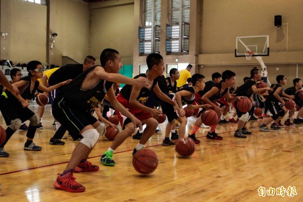 新竹市光復中學舉辦籃球訓練營，除有國手級教練，還有扎實的基本功夫訓練。（記者洪美秀攝）